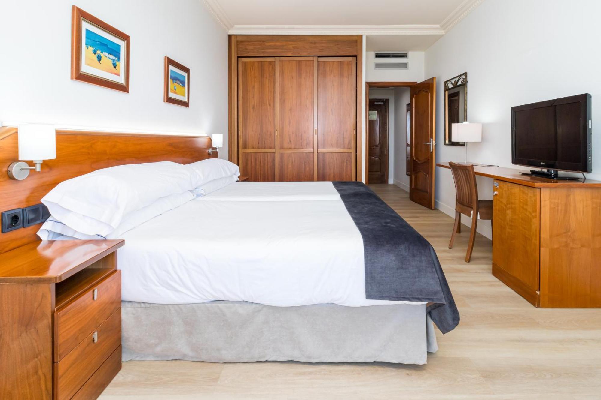 Hotel Milagros Golf โมโกร ภายนอก รูปภาพ